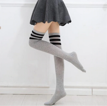 Chaussettes montantes grises bandes noires