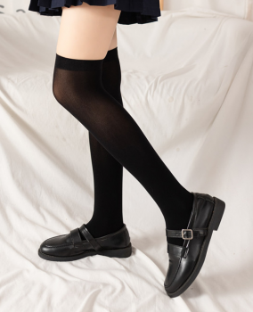 chaussettes-montantes-noires-simples-2