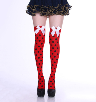 chaussettes-montantes-rouges-pois-noirs