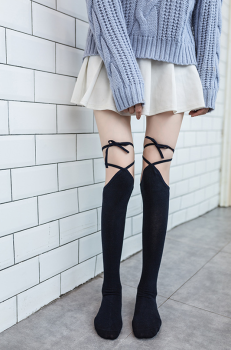 chaussettes-noires-hautes-montantes-a-nouer-devant-3