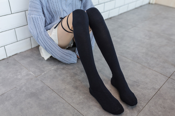 chaussettes-noires-hautes-montantes-a-nouer-devant-4