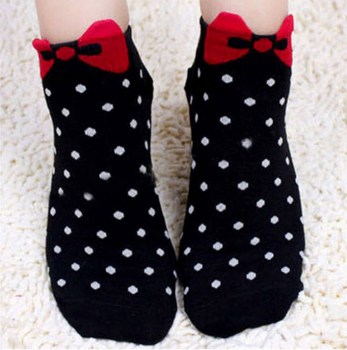 Chaussettes originales noires à pois blancs noeud rouge