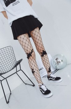 Collants en résille noire patches dentelle et perles