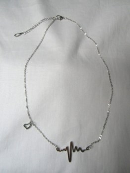 Collier battement de coeur argenté électrocardiogramme