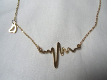 Collier battement de coeur doré électrocardiogramme