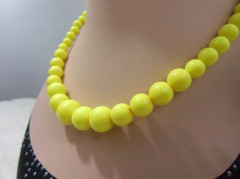 Collier rétro court pas cher perles plastique colorées