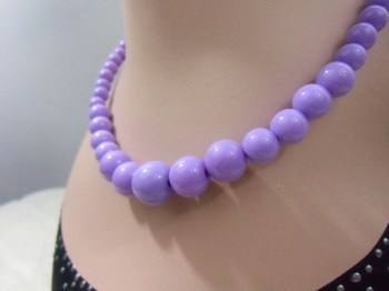 Collier rétro court pas cher perles plastique mauves