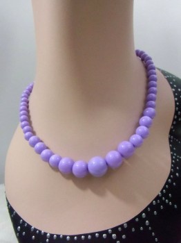 Collier rétro court pas cher perles plastique mauves