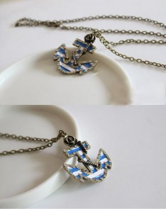 Collier ancre marine bleue et blanche "Ahoy pin-up"