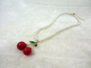 Collier en perles à pendentif cerises original pour pinup