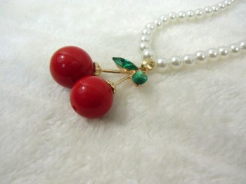 Collier en perles à pendentif cerises original pour pinup