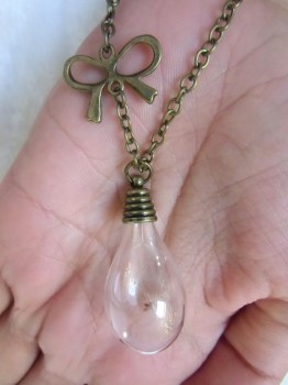 Collier sautoir pissenlit aigrettes sous ampoule verre
