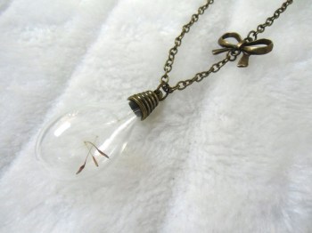 Collier sautoir pissenlit aigrettes sous ampoule verre