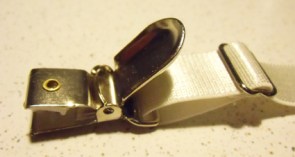 Jarretelle clip détachable blanche en métal \