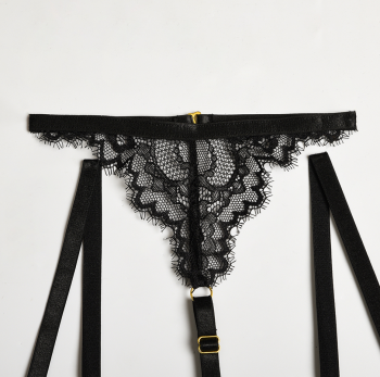 ensemble-lingerie-dentelle-noire-sexy-soutien-gorge-serretaille-string-10
