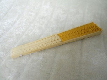 Eventails de pin-up bambou et papier jaune poussin rétro