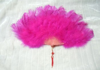 Eventail burlesque plumes d'autruche roses 40x70cm