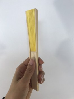 Eventails de pin-up bambou et papier jaune rétro