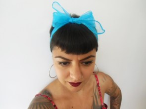 Foulard à cheveux transparent bleu "Turquoise pinup hairdo"