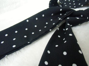 Foulard long et fin noir à pois pinup rétro