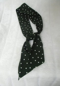 Foulard long et fin noir à pois pinup rétro