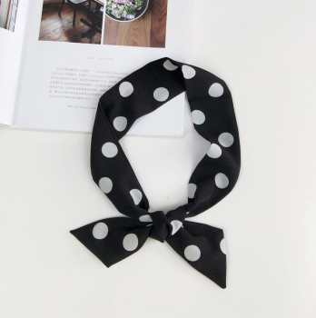 Foulard long et fin noir à gros pois blancs pinup rétro