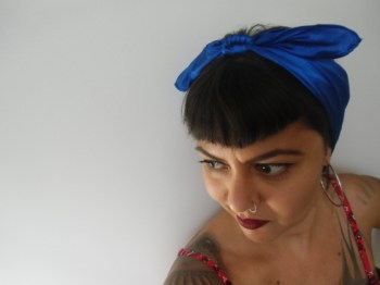 Foulard à cheveux carré en satin bleu saphir pour pinup