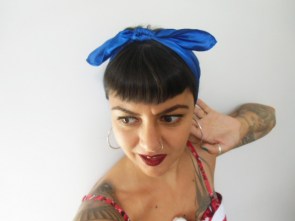 Foulard à cheveux carré en satin bleu saphir pour pinup