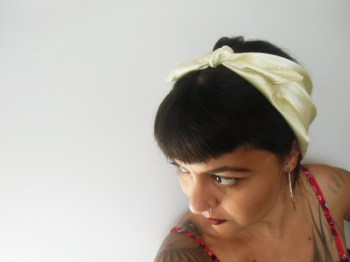 Foulard à cheveux carré en satin jaune pâle pour pinup