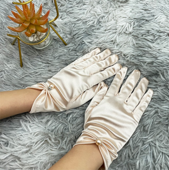 gants-courts-satines-champagne-clair-perle-bijou-finition-argentee