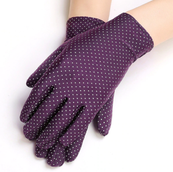 gants-courts-satines-mi-saison-violets-pois