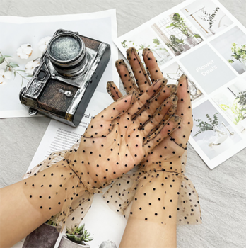 gants-courts-transparents-beiges-pois-noirs