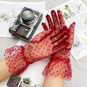 gants-courts-transparents-rouges-pois-noirs