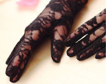Gants pinups longs en dentelle noire 54cm