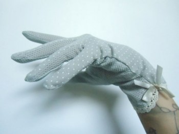Gants courts gris clair tissu à pois noeuds aux poignets