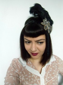 Headband rétro sequin noir plumes d'autruches perles