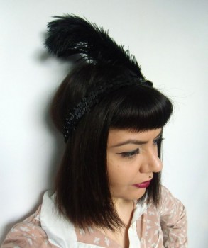 Headband rétro sequin noir plumes d'autruches perles