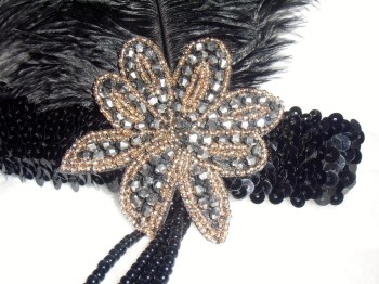 Headband rétro sequin noir plumes d'autruches perles