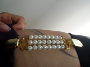 Jarretelle clip à l'unité perles blanches finition dorée