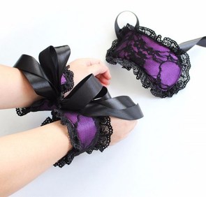 Liens de poignets et masque violets à dentelle noire