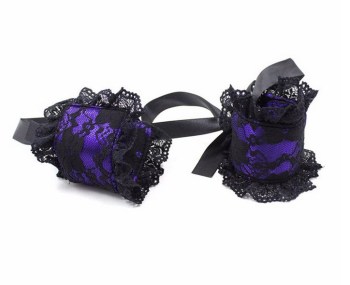 Liens de poignets et masque violets à dentelle noire