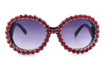 lunettes-de-soleil-oversize-noires-strass-rouges