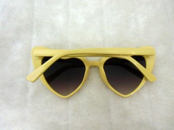 Lunettes coeurs allongés monture jaune verres noirs