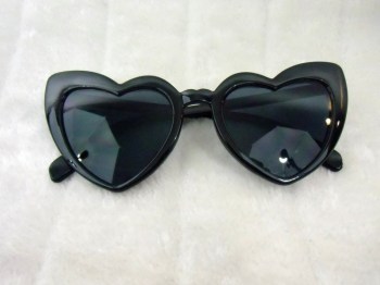 Lunettes coeurs allongés monture noire verres noirs