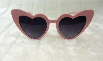 Lunettes coeurs allongés monture rose verres noirs