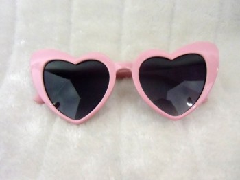 Lunettes coeurs allongés monture rose verres noirs