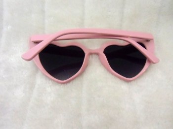 Lunettes coeurs allongés monture rose verres noirs