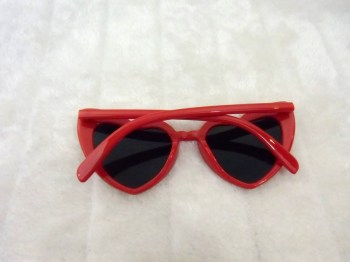 Lunettes coeurs allongés monture rouge verres noirs