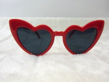 Lunettes coeurs allongés monture rouge verres noirs