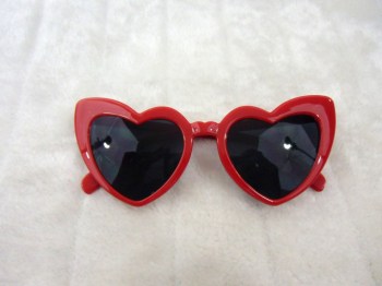 Lunettes coeurs allongés monture rouge verres noirs